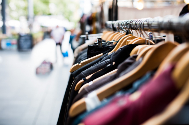 magasin-SIX FOURS LES PLAGES-min_blur_close_up_focus_hanger_jacket_market_people_rack-1176303