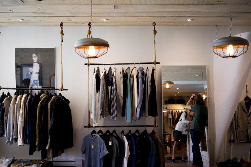 magasin-SIX FOURS LES PLAGES-min_clothing_store_shop_boutique_men's_fashion_clothes_business_retail_shopping-1062572